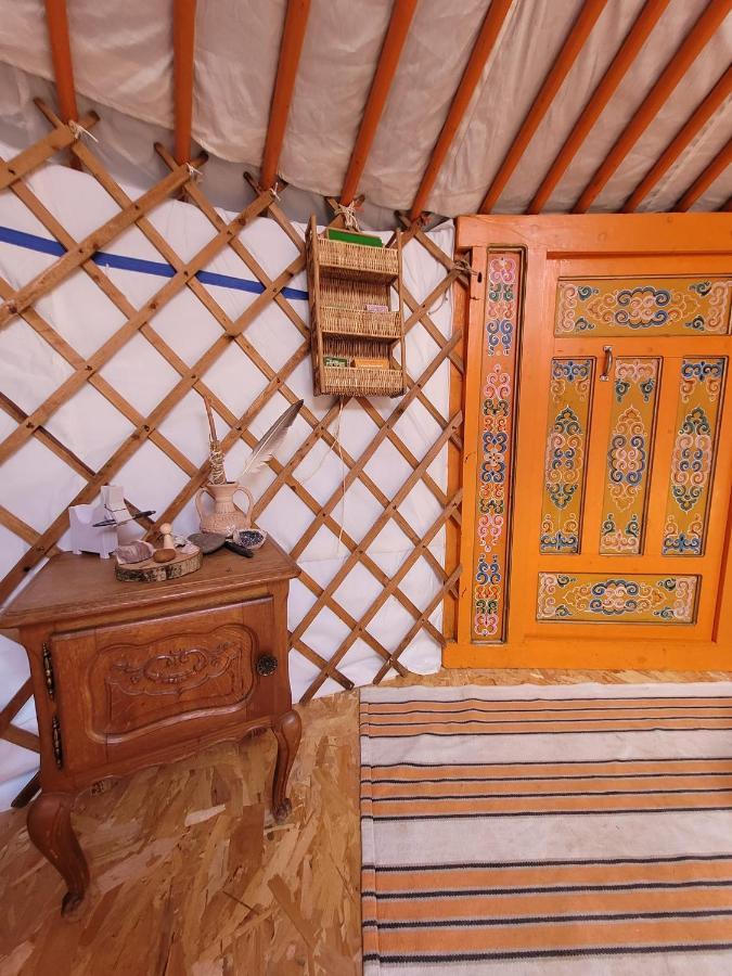 Slapen Tussen De Ezels In De Yurt Hotel Aarschot Bagian luar foto