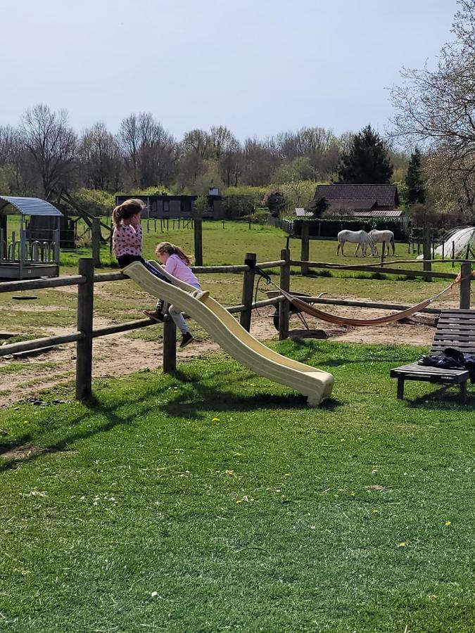 Slapen Tussen De Ezels In De Yurt Hotel Aarschot Bagian luar foto