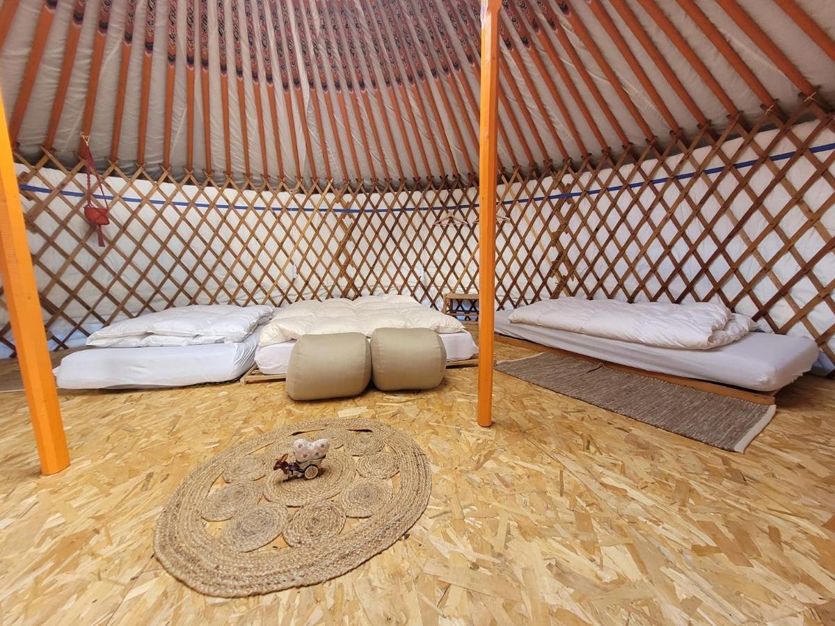 Slapen Tussen De Ezels In De Yurt Hotel Aarschot Bagian luar foto