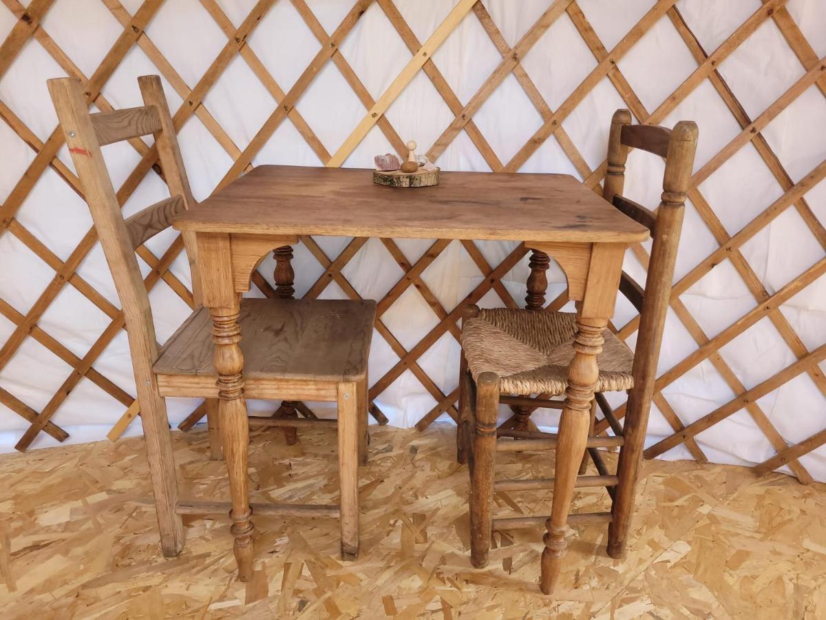 Slapen Tussen De Ezels In De Yurt Hotel Aarschot Bagian luar foto