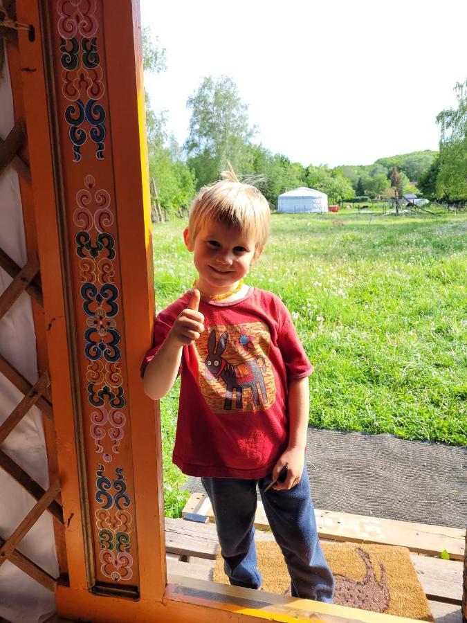 Slapen Tussen De Ezels In De Yurt Hotel Aarschot Bagian luar foto